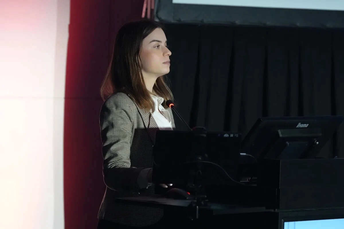 Michalina Furrer presenting ten-year cross-linking outcomes at ESCRS 2026