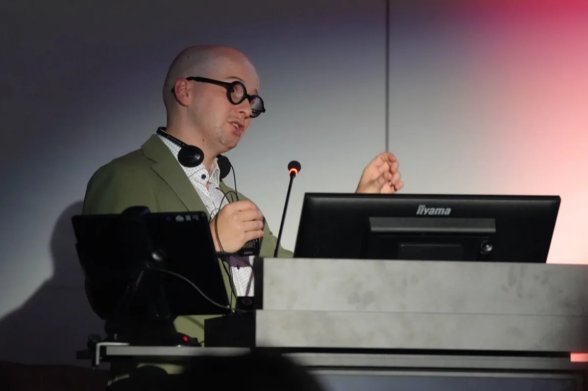 Léonard Kollros presenting free papers at ESCRS 2026