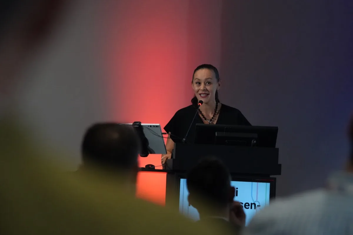 Nikki Hafezi presenting on turning a clinical idea into a product at ESCRS 2026